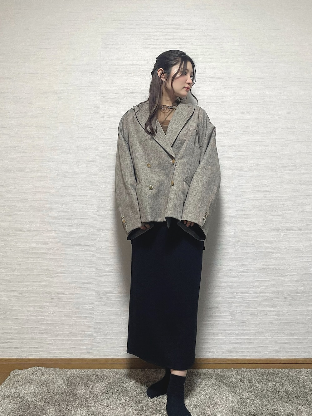 ベージュ系のテーラードジャケット、その他のスカート、ブラウン系のTシャツ/カットソーを着用したレディースの春コーディネートの2枚目の写真