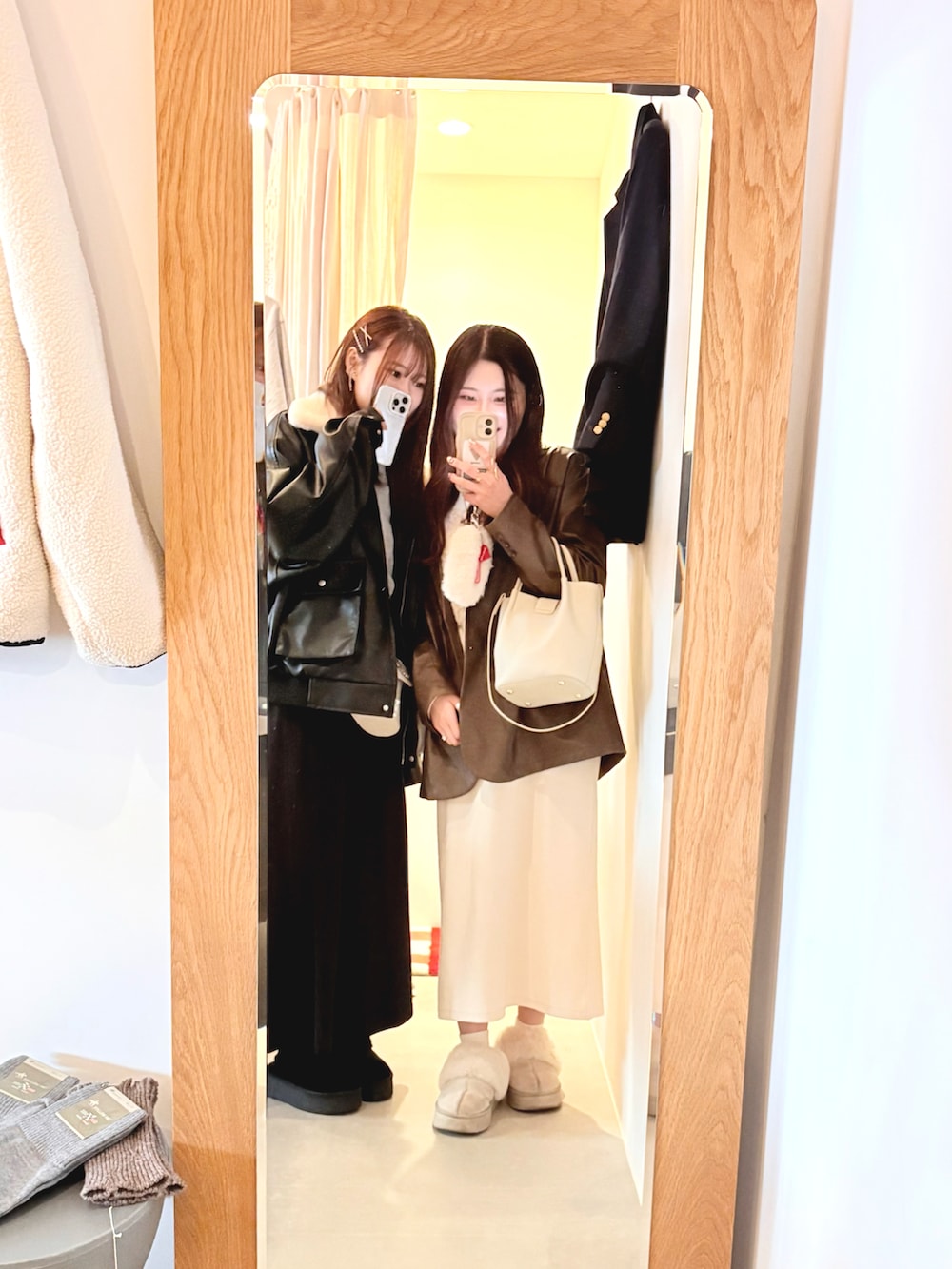 ブラウン系のテーラードジャケット、ベージュ系のワンピース、ホワイト系のスリッポンを着用したレディースの春コーディネートの2枚目の写真