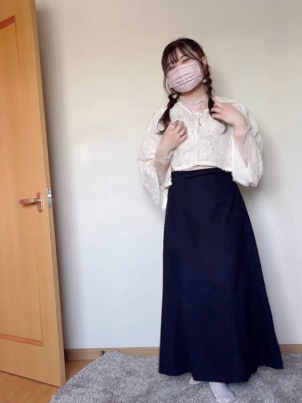 ホワイト系のシャツ/ブラウス、ブラック系のスカート、ゴールド系のネックレスを着用したレディースの春コーディネートの2枚目の写真