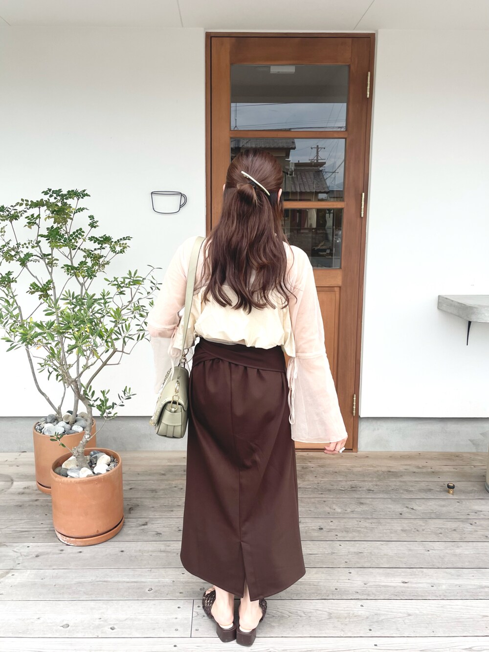 ホワイト系のTシャツ/カットソー、ベージュ系のその他トップス、ベージュ系のタンクトップを着用したレディースの夏コーディネートの3枚目の写真