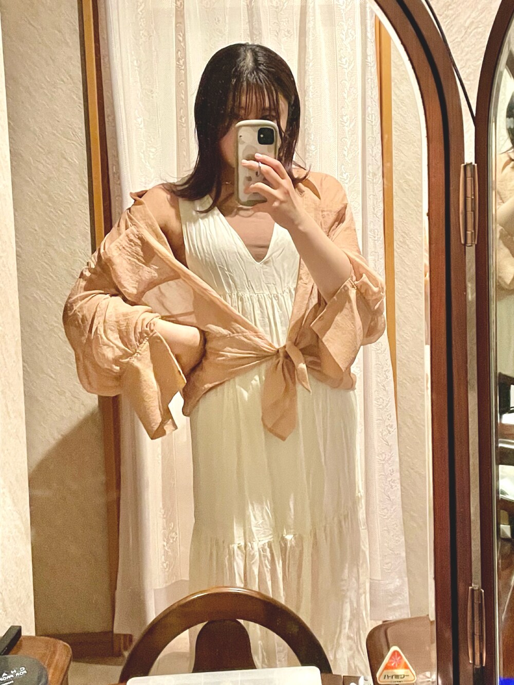 オレンジ系のシャツ/ブラウス、ホワイト系のワンピース、ベージュ系のキャミソールを着用したレディースの夏コーディネートの2枚目の写真