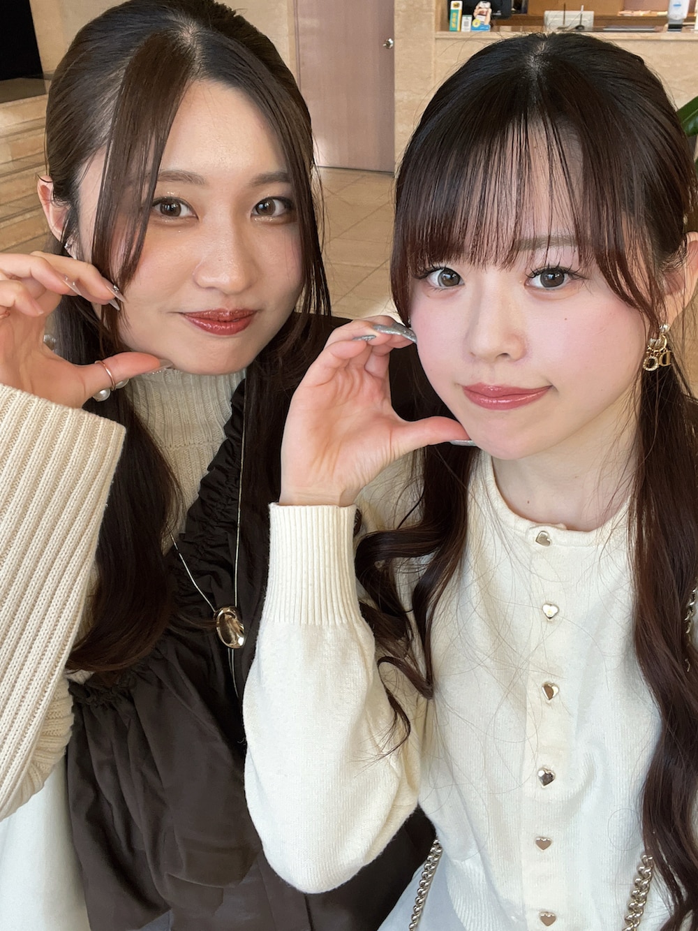 ブラウン系のその他トップス、ブラウン系のその他パンツ、ベージュ系のトップスを着用したレディースの冬コーディネートの5枚目の写真