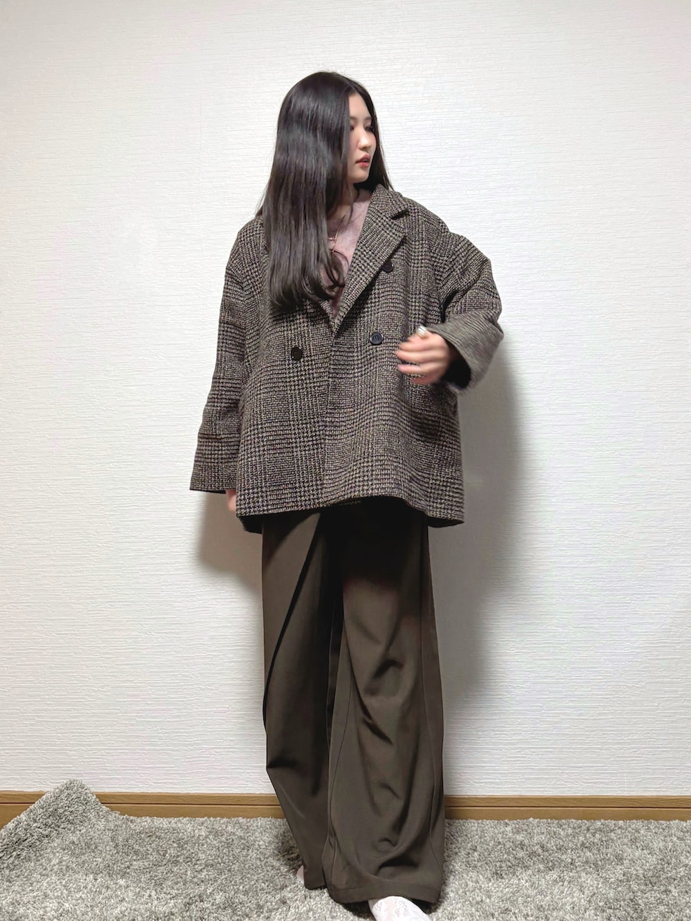 ブラウン系のテーラードジャケット、ブラウン系のパンツ、ブラウン系のバレエシューズを着用したレディースの春コーディネートの2枚目の写真