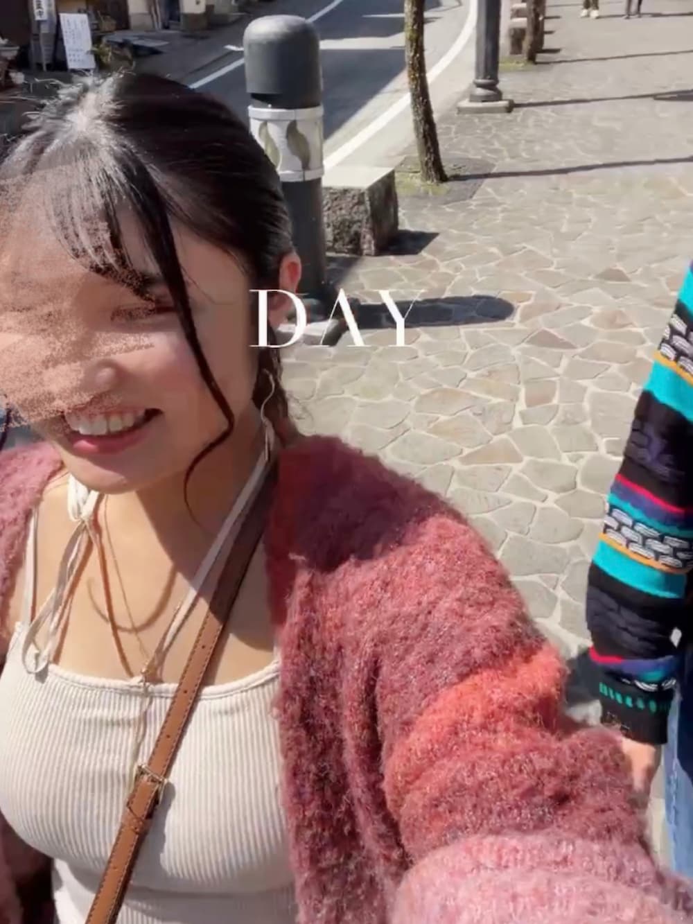 ピンク系のカーディガン/ボレロ、ブルー系のデニムパンツ、ベージュ系のキャミソールを着用したレディースの春コーディネートの3枚目の写真