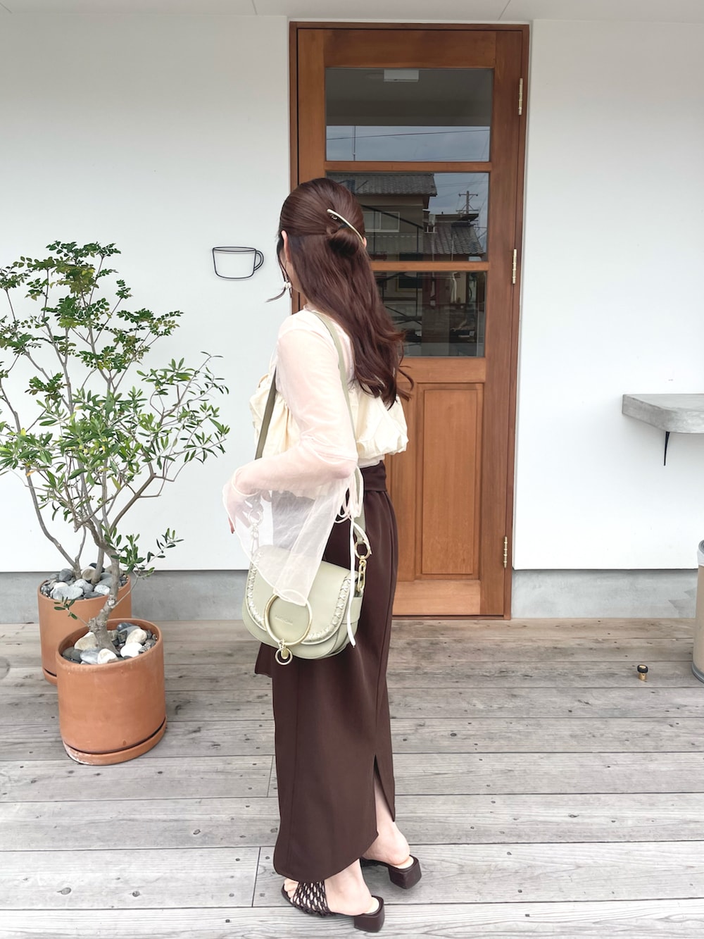ホワイト系のTシャツ/カットソー、ベージュ系のその他トップス、ベージュ系のタンクトップを着用したレディースの夏コーディネートの2枚目の写真