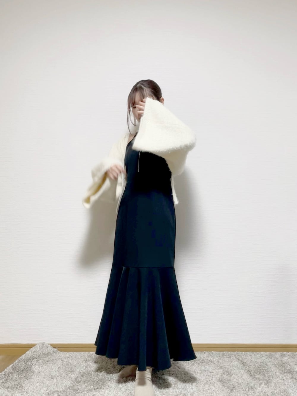 ブラック系のワンピース、ホワイト系のニット/セーターを着用したレディースの秋コーディネートの2枚目の写真