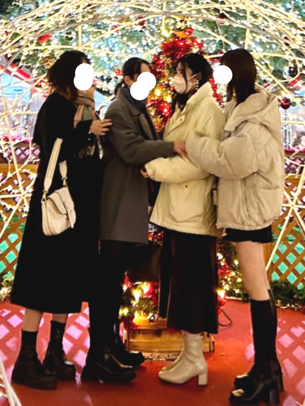 その他のジャケット/アウター、ブラウン系のワンピースを着用したレディースの冬コーディネートの4枚目の写真