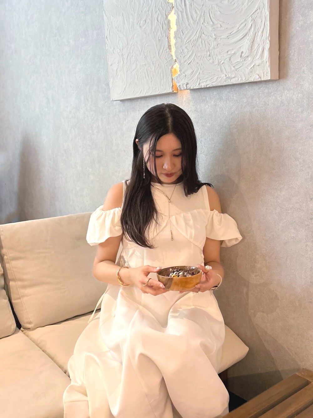 ホワイト系のワンピース、ホワイト系のトートバッグ、ゴールド系のネックレスを着用したレディースの夏コーディネートの5枚目の写真