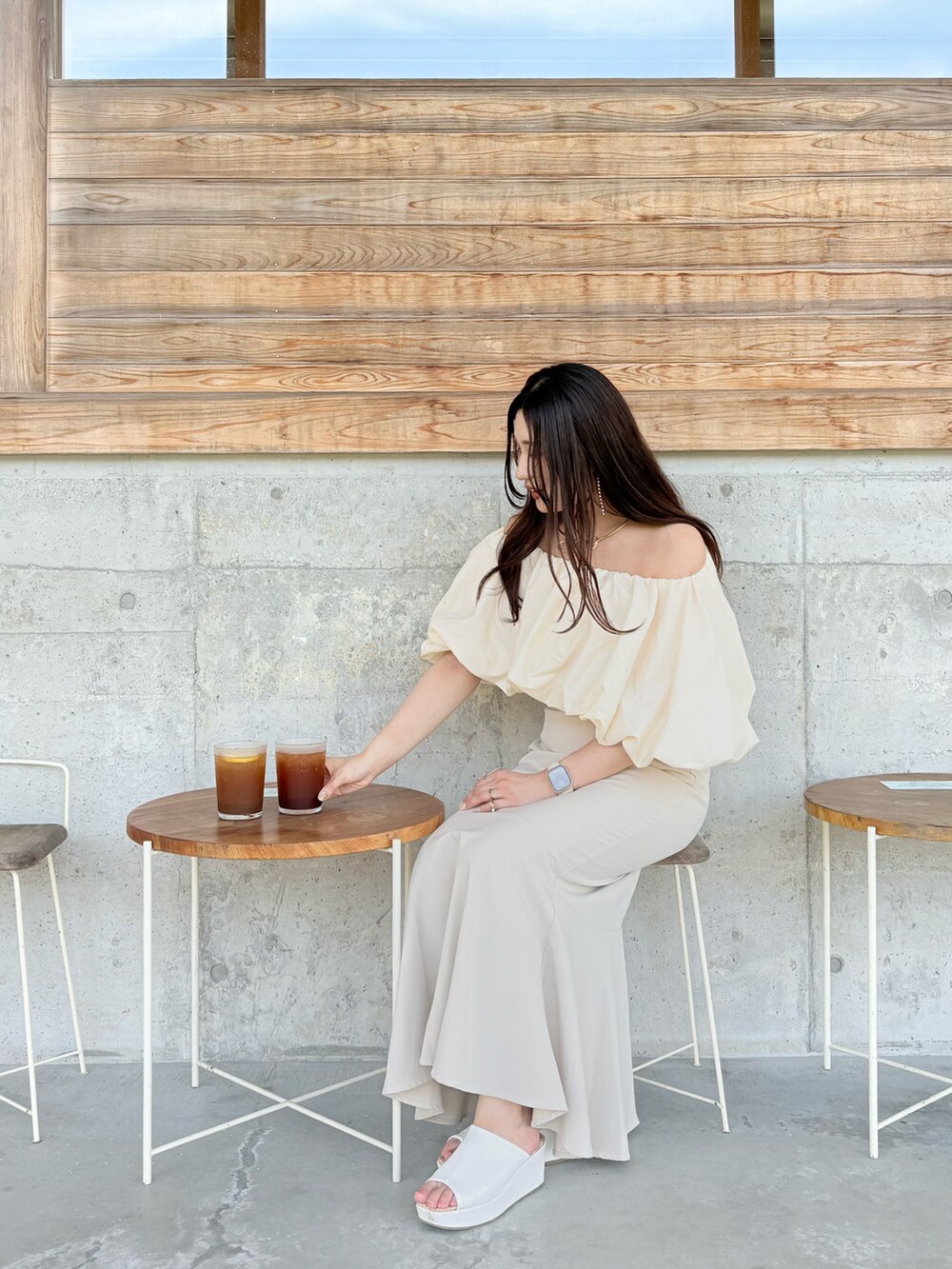 ベージュ系のシャツ/ブラウス、ホワイト系のスカート、ホワイト系のトートバッグを着用したレディースの夏コーディネートの2枚目の写真