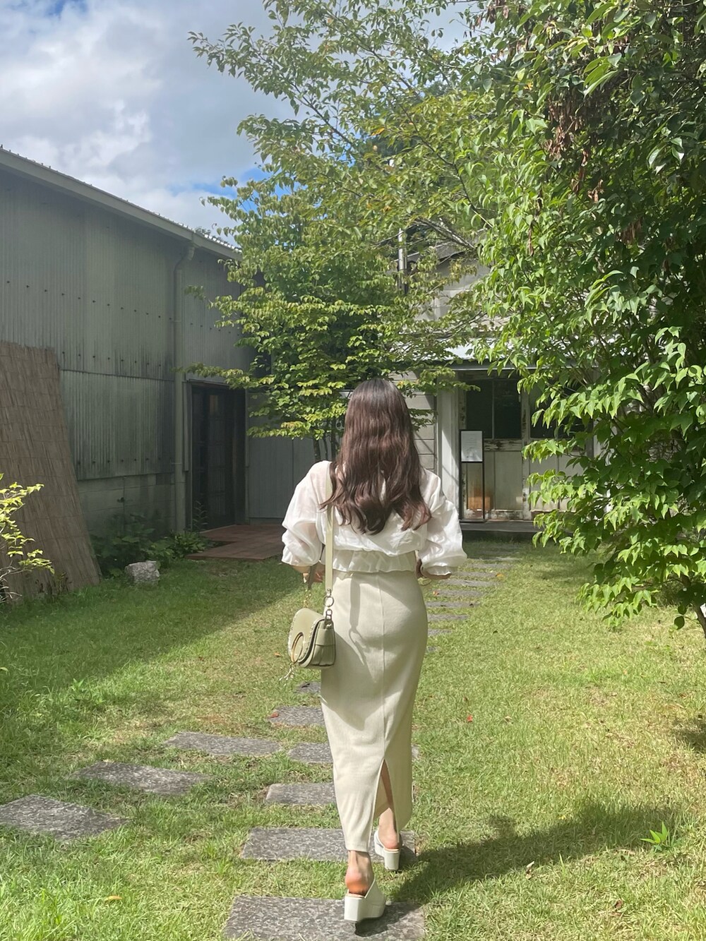 ホワイト系のワンピース、ホワイト系のトップスを着用したレディースの夏コーディネートの4枚目の写真