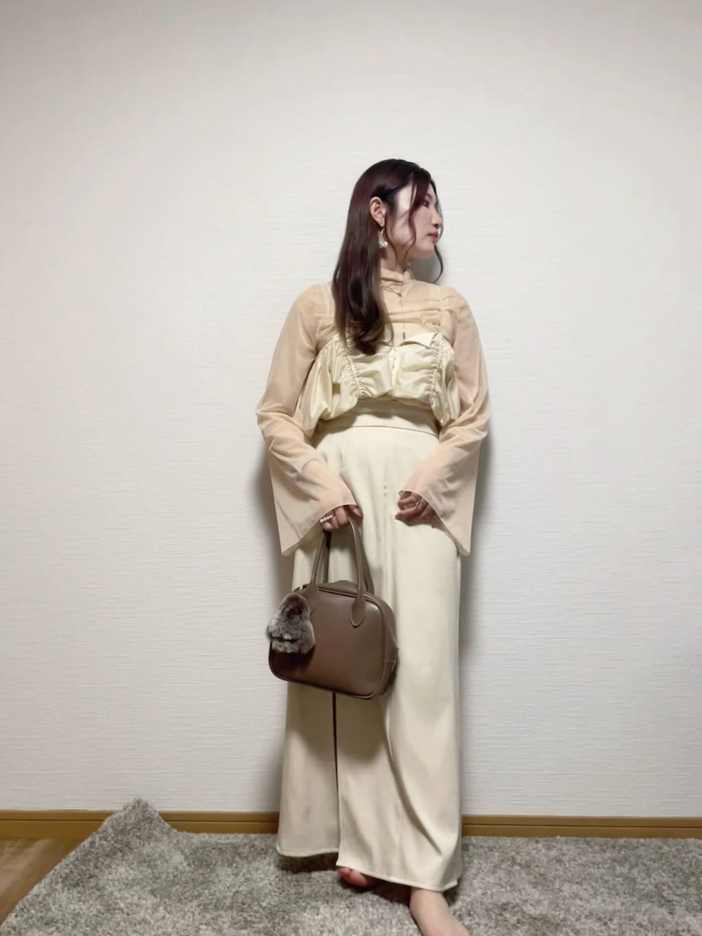 ベージュ系のその他トップス、ベージュ系のタンクトップ、ホワイト系のTシャツ/カットソーを着用したレディースの夏コーディネートの2枚目の写真