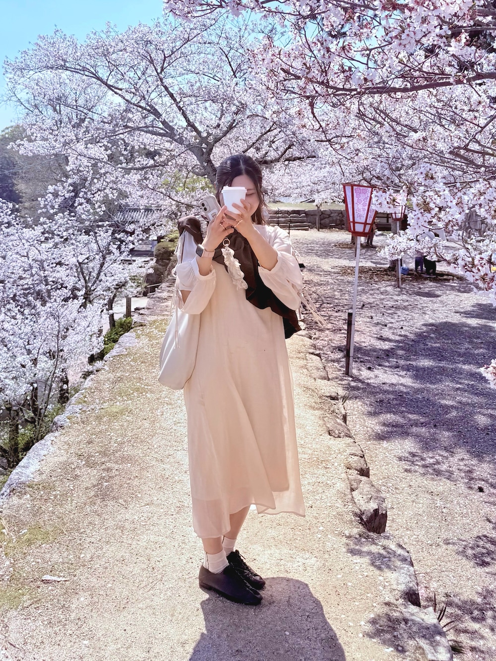 ホワイト系のワンピース、ブラウン系のその他シューズ、ブラウン系のその他トップスを着用したレディースの春コーディネートの4枚目の写真