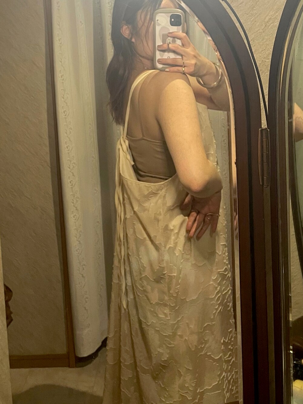 ベージュ系のワンピース、ブラウン系のシャツ/ブラウス、ブラウン系のブレスレットを着用したレディースの夏コーディネートの4枚目の写真