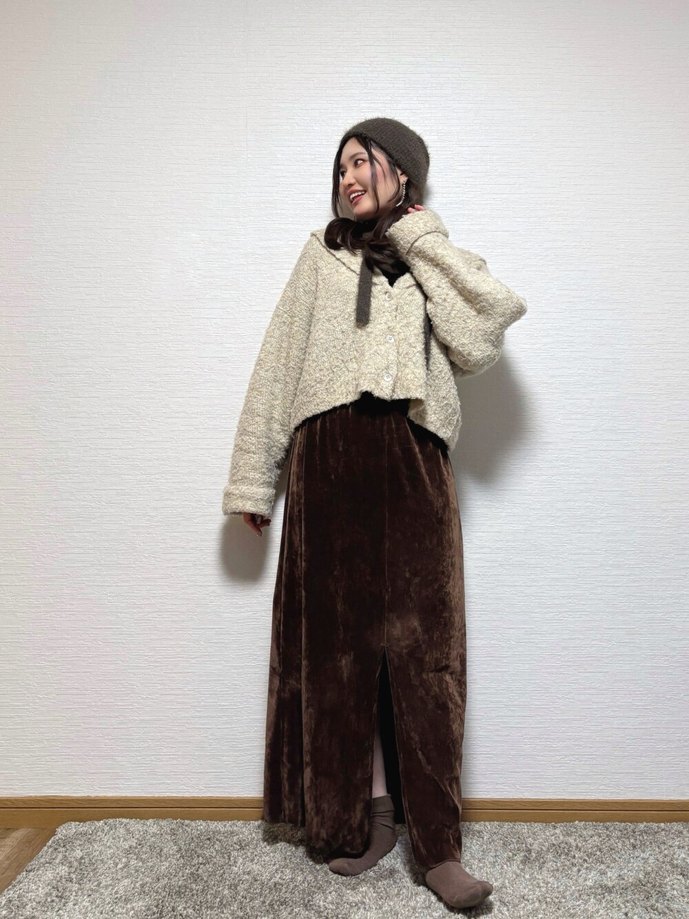 ベージュ系のカーディガン/ボレロ、ブラウン系のスカート、ブラウン系のニットキャップ/ビーニーを着用したレディースの秋コーディネートの2枚目の写真