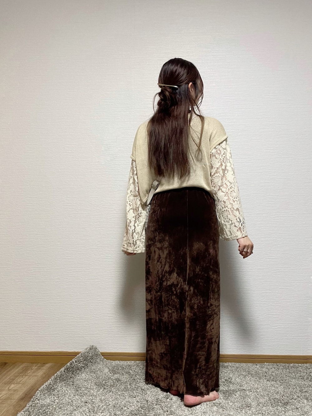 ベージュ系のニット/セーター、ホワイト系のショルダーバッグ、ブラウン系のスカートを着用したレディースの秋コーディネートの4枚目の写真