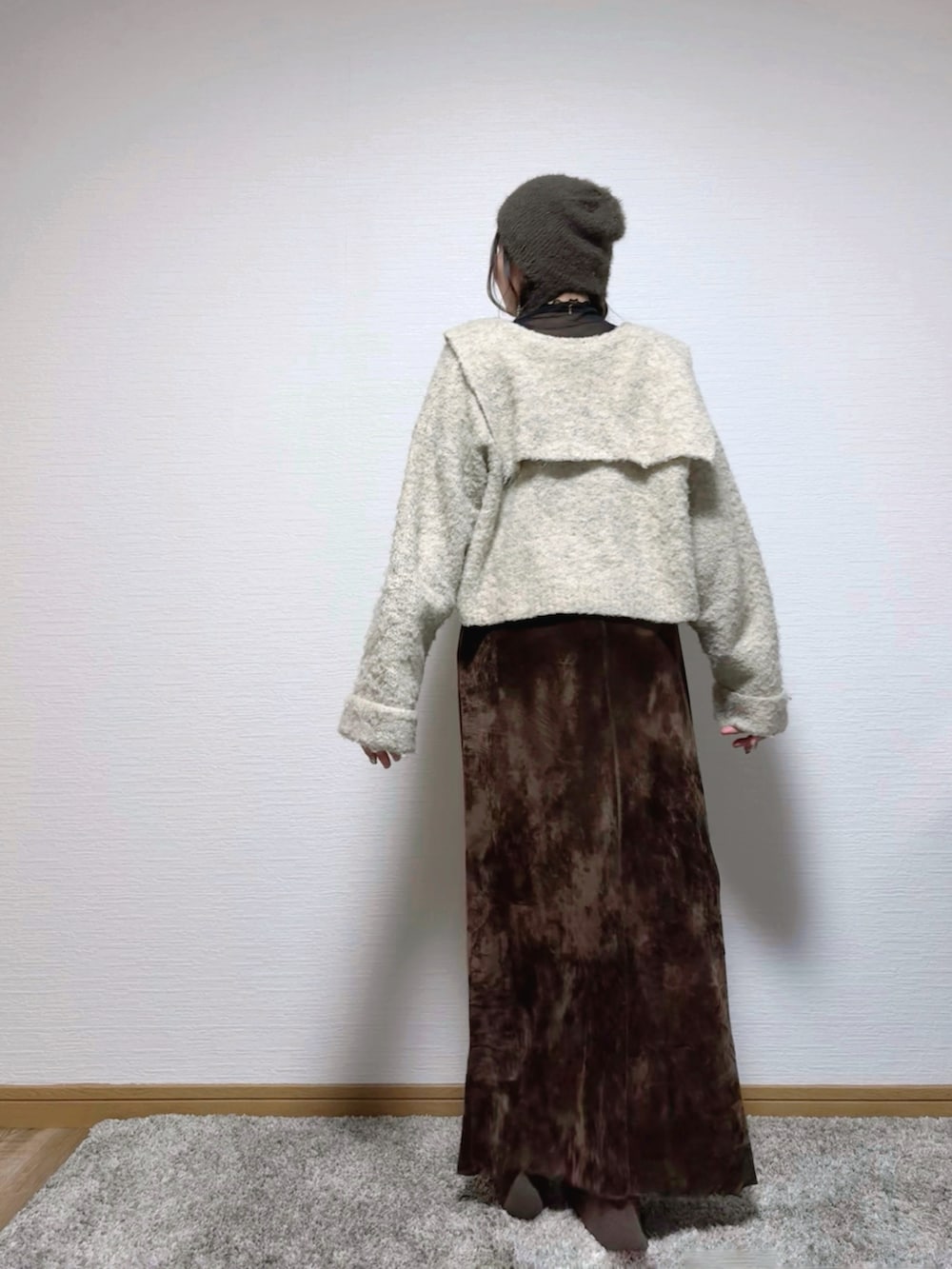 ベージュ系のカーディガン/ボレロ、ブラウン系のスカート、ブラウン系のニットキャップ/ビーニーを着用したレディースの秋コーディネートの3枚目の写真