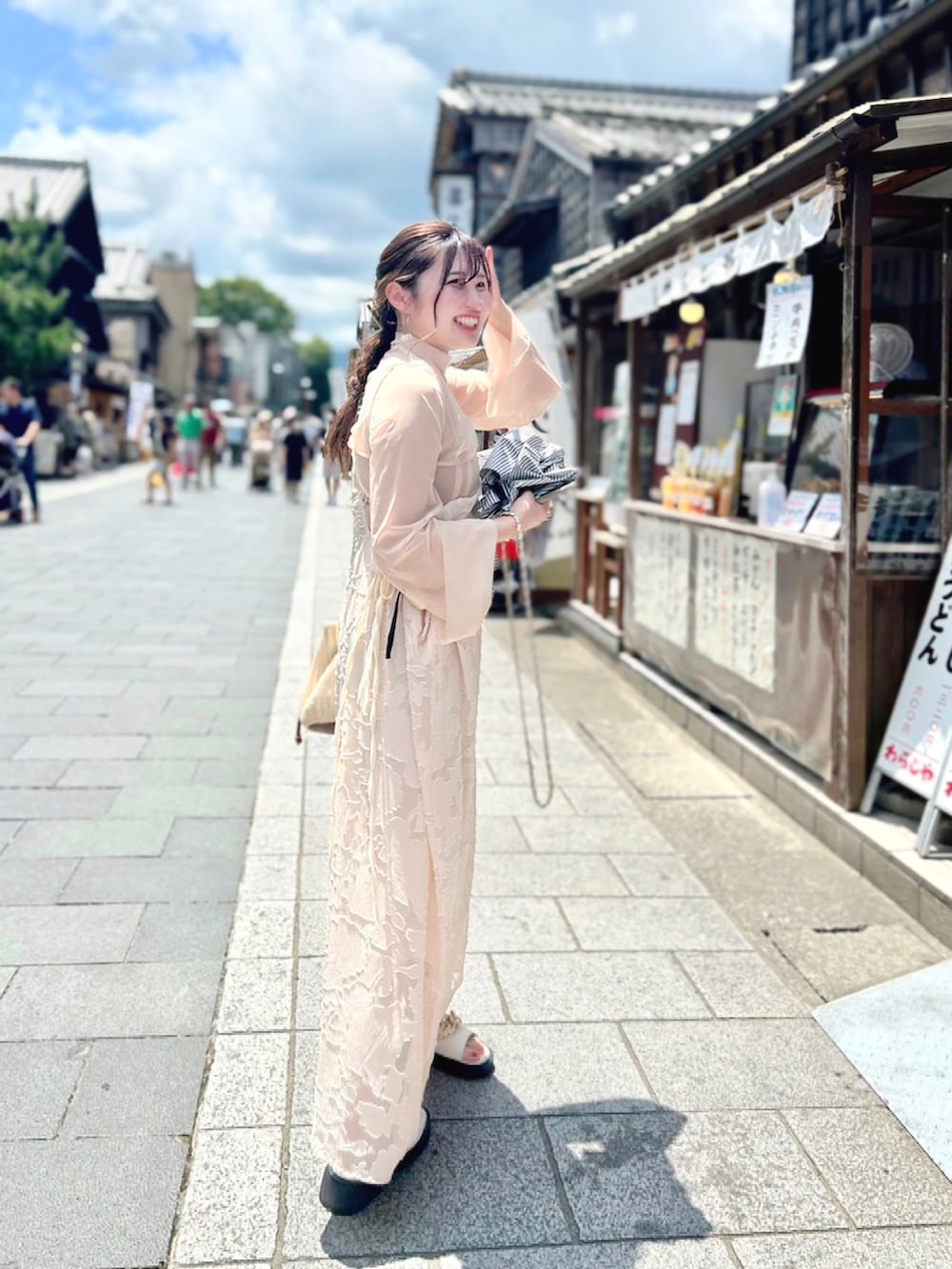 ホワイト系のTシャツ/カットソー、ベージュ系のワンピース、ゴールド系のネックレスを着用したレディースの夏コーディネートの4枚目の写真