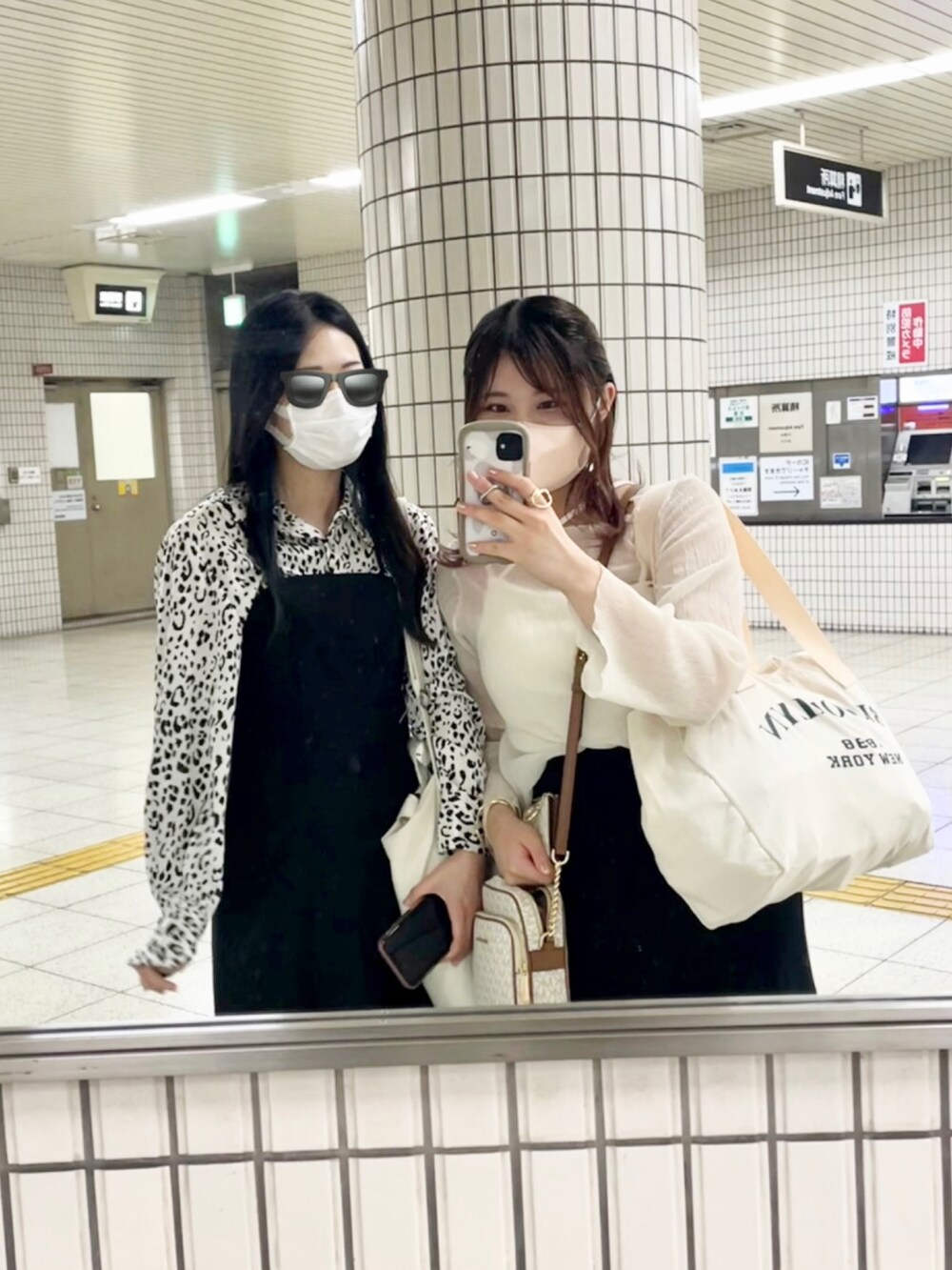 ブラック系のスカート、ホワイト系のキャミソール、ホワイト系のシャツ/ブラウスを着用したレディースの夏コーディネートの3枚目の写真