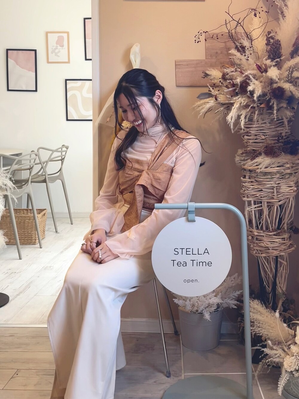 ホワイト系のTシャツ/カットソー、イエロー系のシャツ/ブラウス、ホワイト系のスカートを着用したレディースの秋コーディネートの5枚目の写真