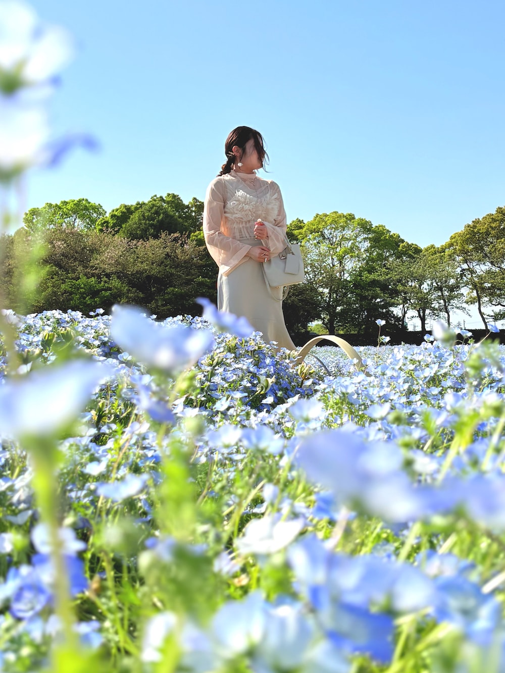 ベージュ系のキャミソール、ホワイト系のTシャツ/カットソー、ベージュ系のタンクトップを着用したレディースの春コーディネートの3枚目の写真