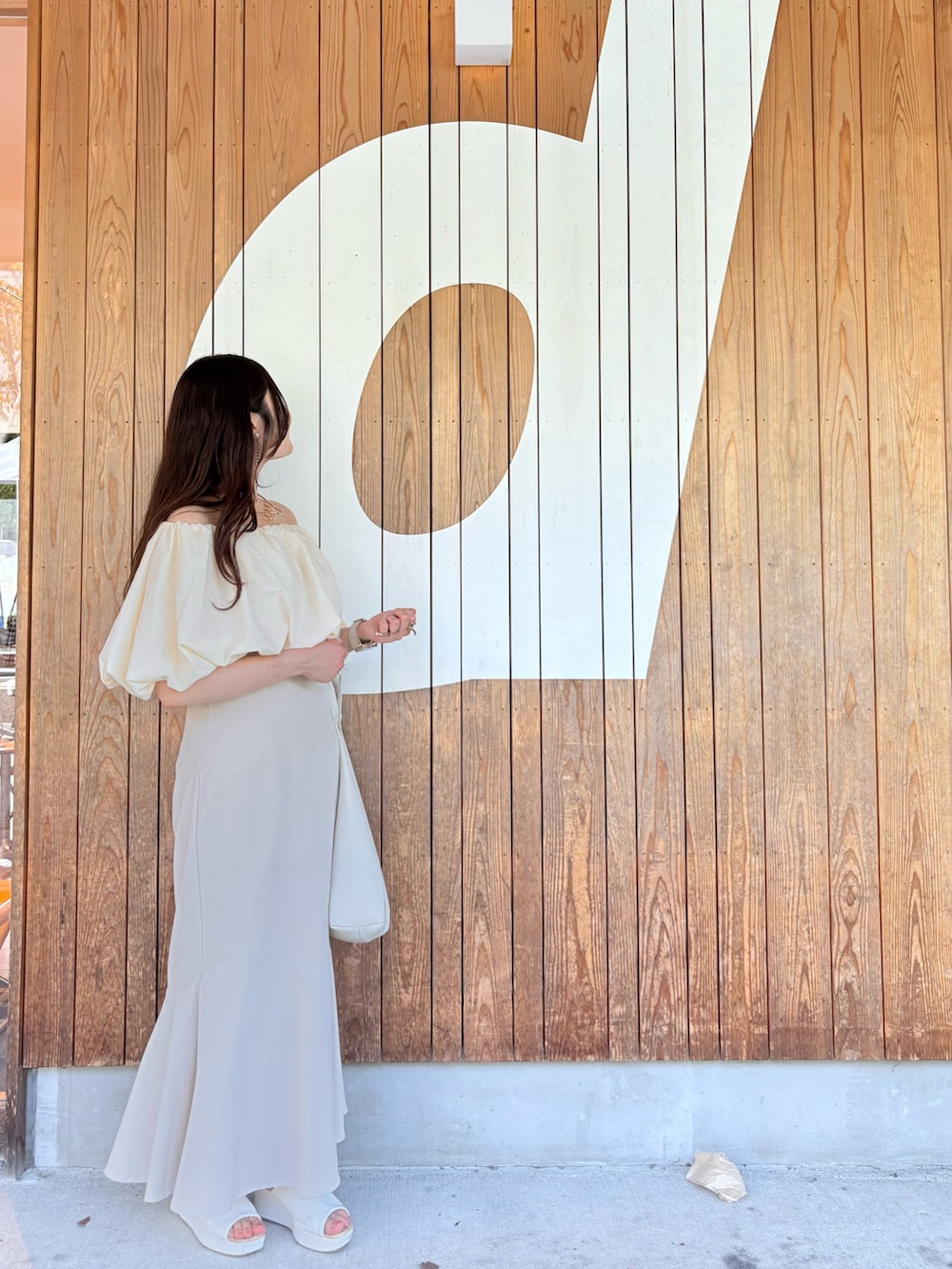 ベージュ系のシャツ/ブラウス、ホワイト系のスカート、ホワイト系のトートバッグを着用したレディースの夏コーディネートの3枚目の写真