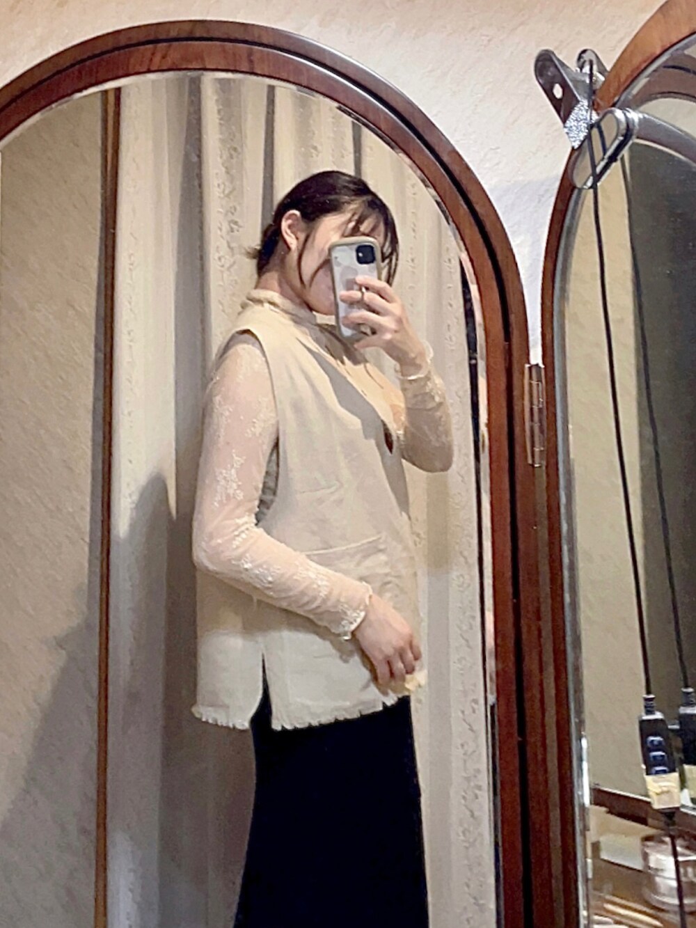 ブラック系のスカート、ベージュ系のキャミソール、ホワイト系のTシャツ/カットソーを着用したレディースの秋コーディネートの3枚目の写真