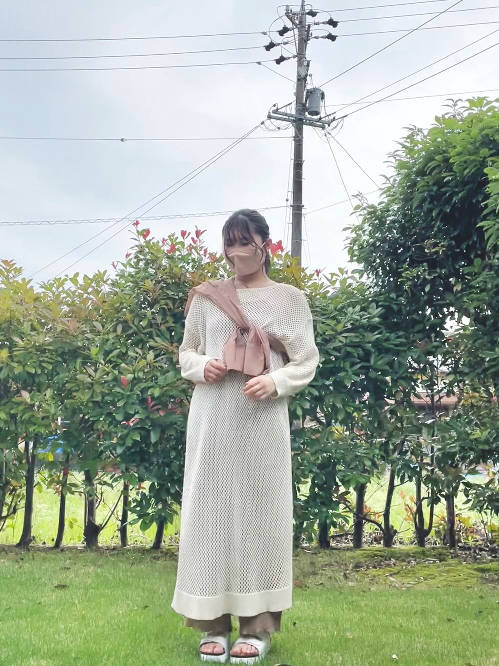 ホワイト系のワンピース、ブラウン系のシャツ/ブラウス、ベージュ系のキャミソールを着用したレディースの夏コーディネートの2枚目の写真