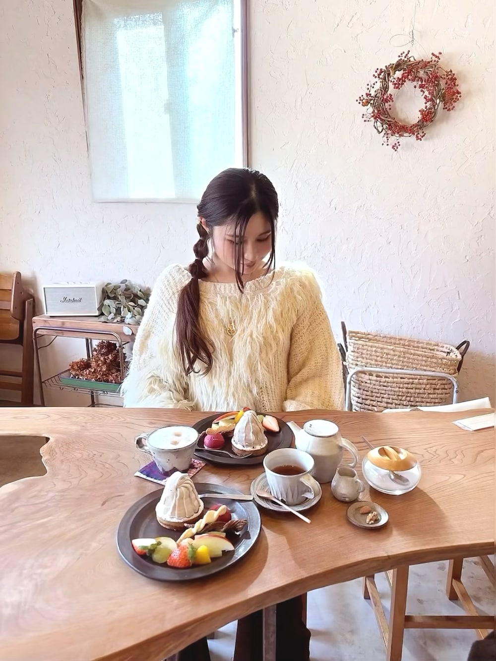 ベージュ系のニット/セーター、ブラウン系のその他パンツ、ブラウン系のブーツを着用したレディースの冬コーディネートの3枚目の写真