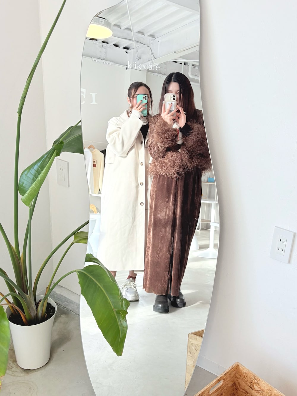 ブラウン系のスカート、ブラウン系のジャケット/アウター、ブラウン系のブーツを着用したレディースの冬コーディネートの3枚目の写真