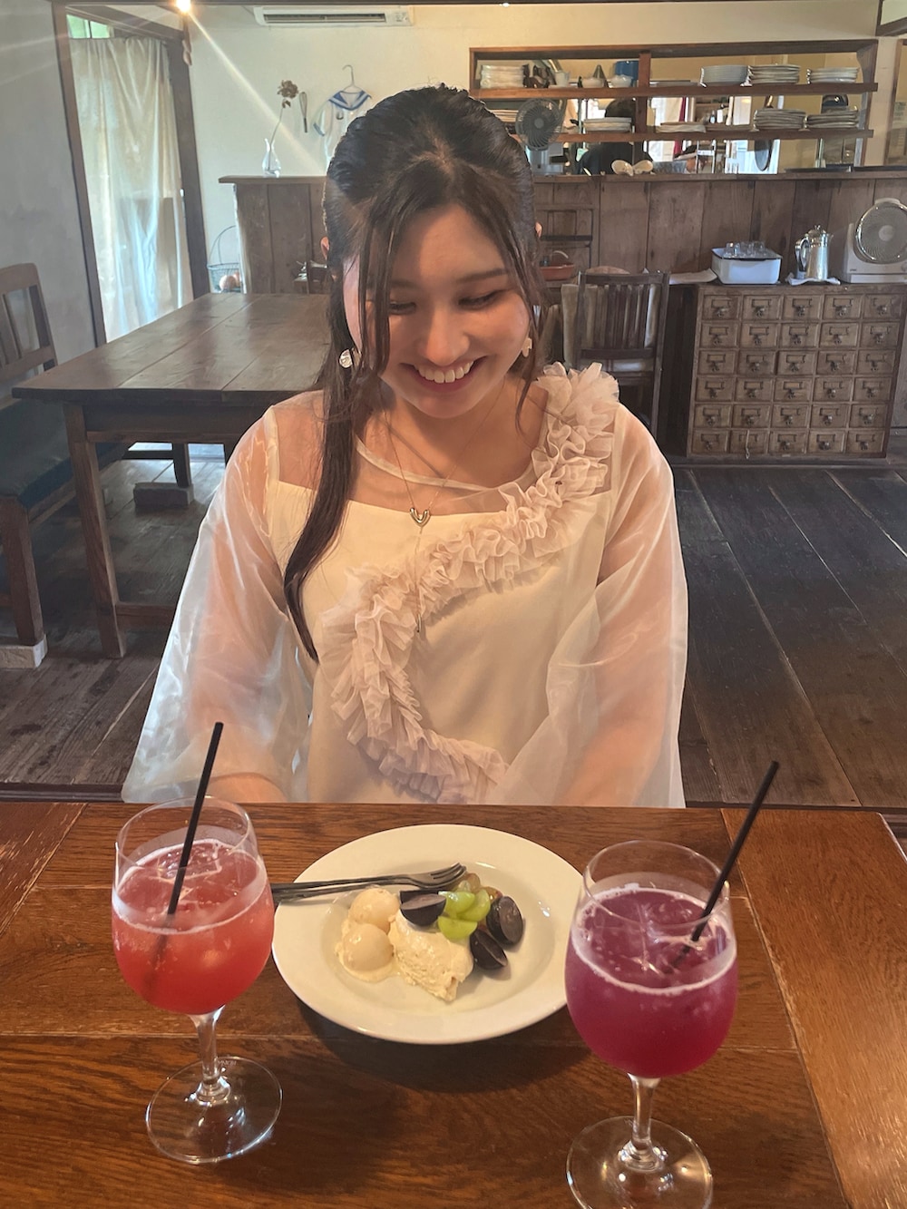 ベージュ系のシャツ/ブラウス、ホワイト系のスカート、ブラウン系のアイシャドウを着用したレディースの秋コーディネートの2枚目の写真