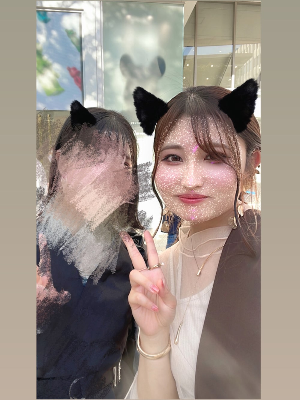 ホワイト系のTシャツ/カットソー、ベージュ系のタンクトップ、ブラウン系のスカートを着用したレディースの秋コーディネートの2枚目の写真