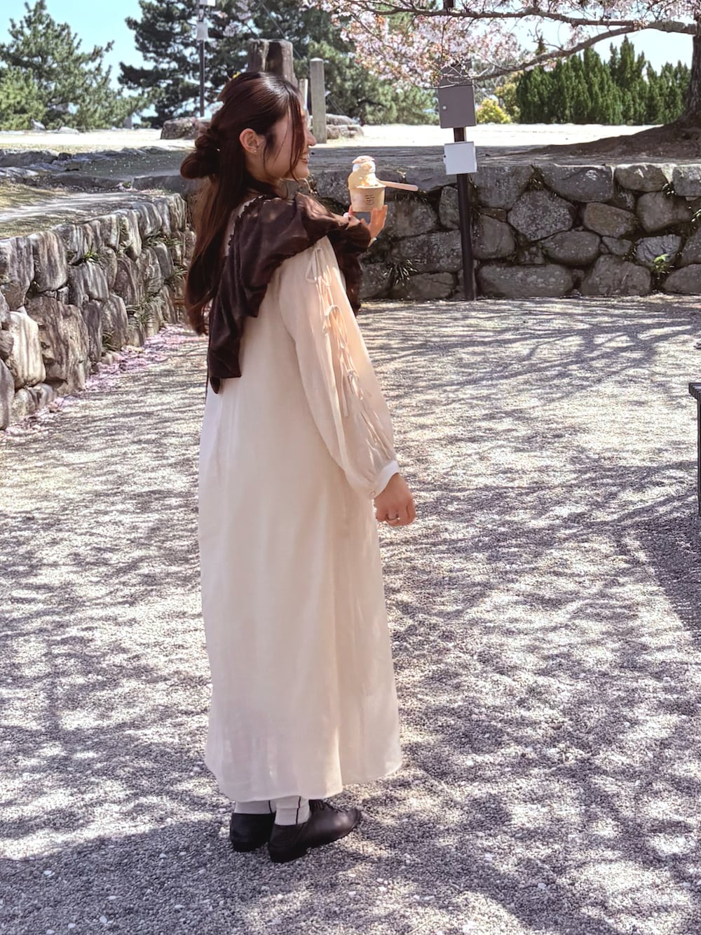 ホワイト系のワンピース、ブラウン系のその他シューズ、ブラウン系のその他トップスを着用したレディースの春コーディネートの2枚目の写真