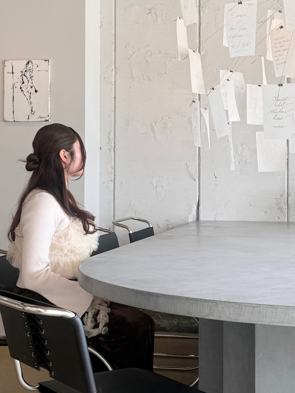 ホワイト系のニット/セーター、ベージュ系のキャミソール、ブラウン系のスカートを着用したレディースの冬コーディネートの2枚目の写真