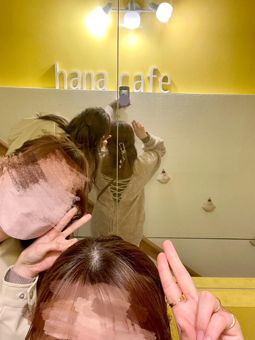 ベージュ系のニット/セーター、ブラウン系のニット/セーター、ベージュ系のスカートを着用したレディースの春コーディネートの3枚目の写真