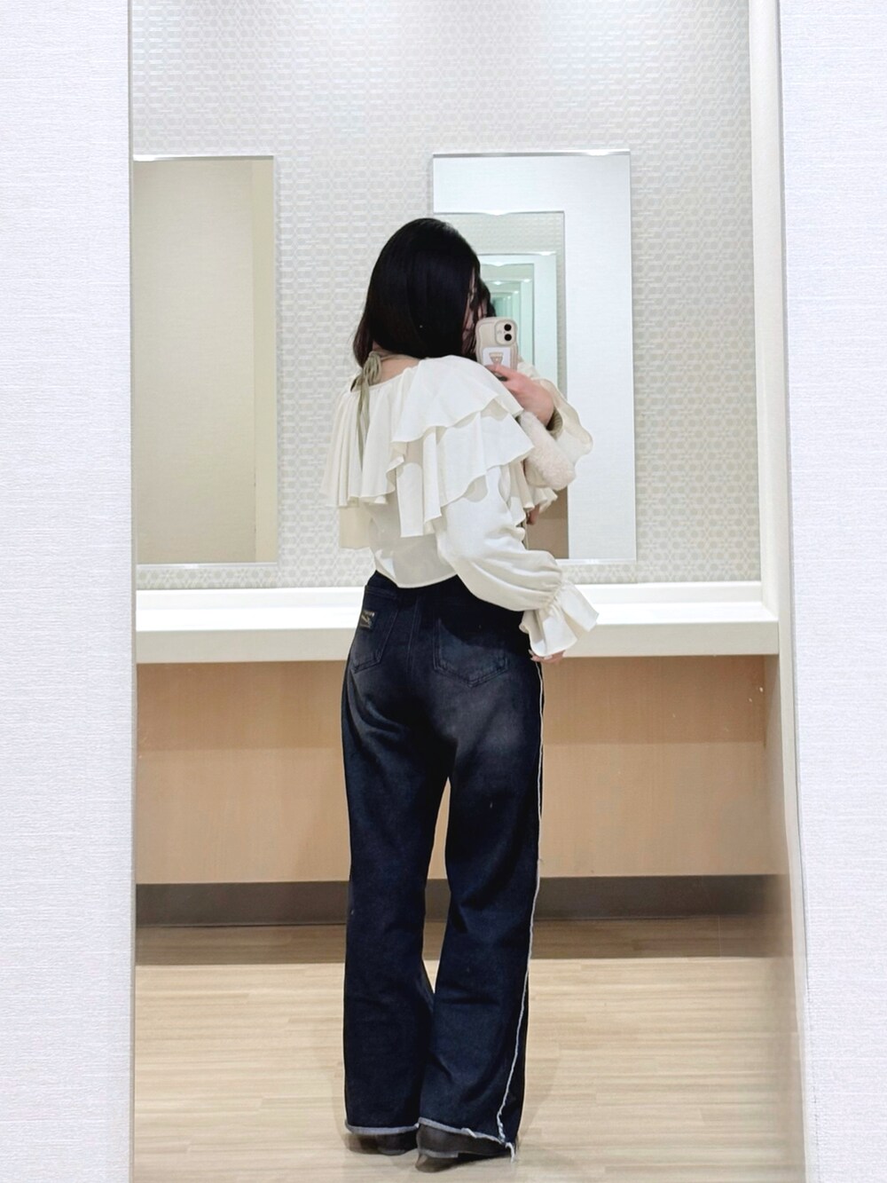 ホワイト系のカーディガン/ボレロ、ブラック系のデニムパンツ、グリーン系のニット/セーターを着用したレディースの春コーディネートの3枚目の写真