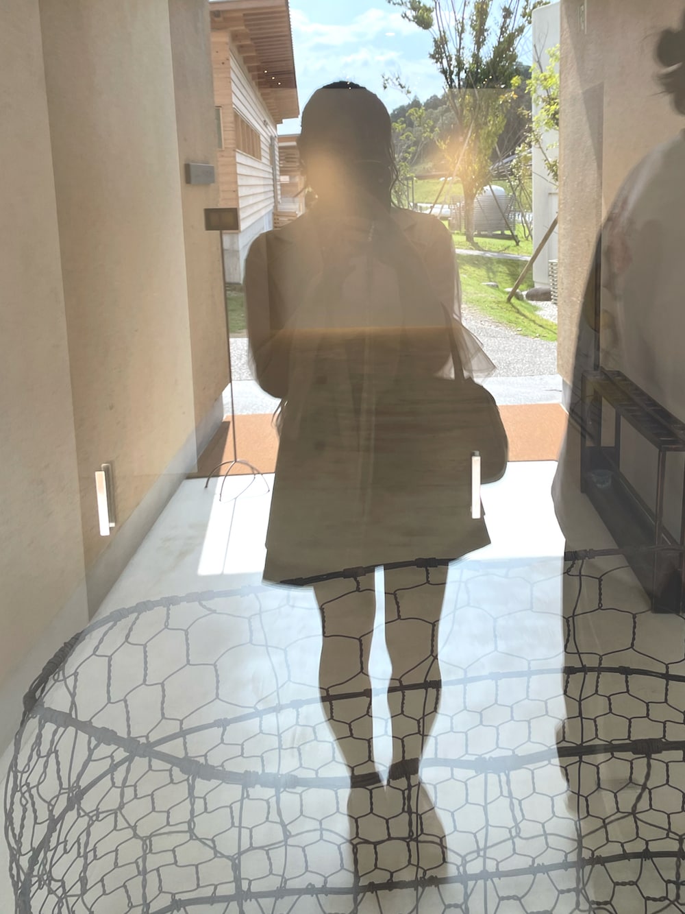 ホワイト系のTシャツ/カットソー、ベージュ系のタンクトップ、ブラウン系のその他パンツを着用したレディースの秋コーディネートの4枚目の写真