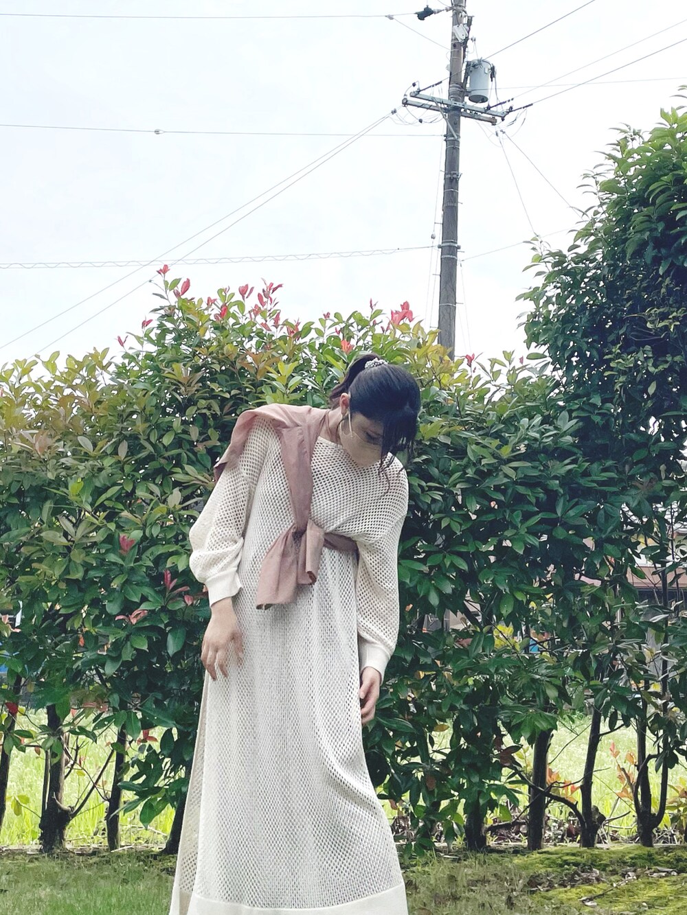 ホワイト系のワンピース、ブラウン系のシャツ/ブラウス、ベージュ系のキャミソールを着用したレディースの夏コーディネートの3枚目の写真