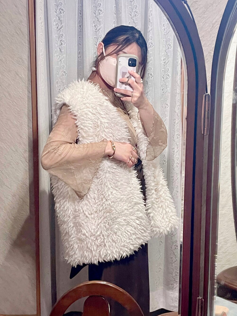 ベージュ系のシャツ/ブラウス、ホワイト系のベスト、ベージュ系のキャミソールを着用したレディースの秋コーディネートの3枚目の写真