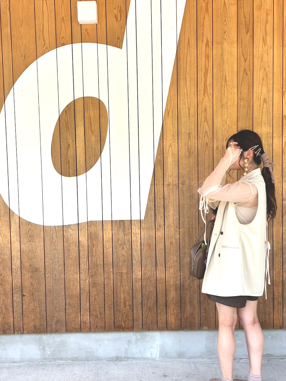 ホワイト系のTシャツ/カットソー、ベージュ系のタンクトップ、ブラウン系のその他パンツを着用したレディースの秋コーディネートの2枚目の写真