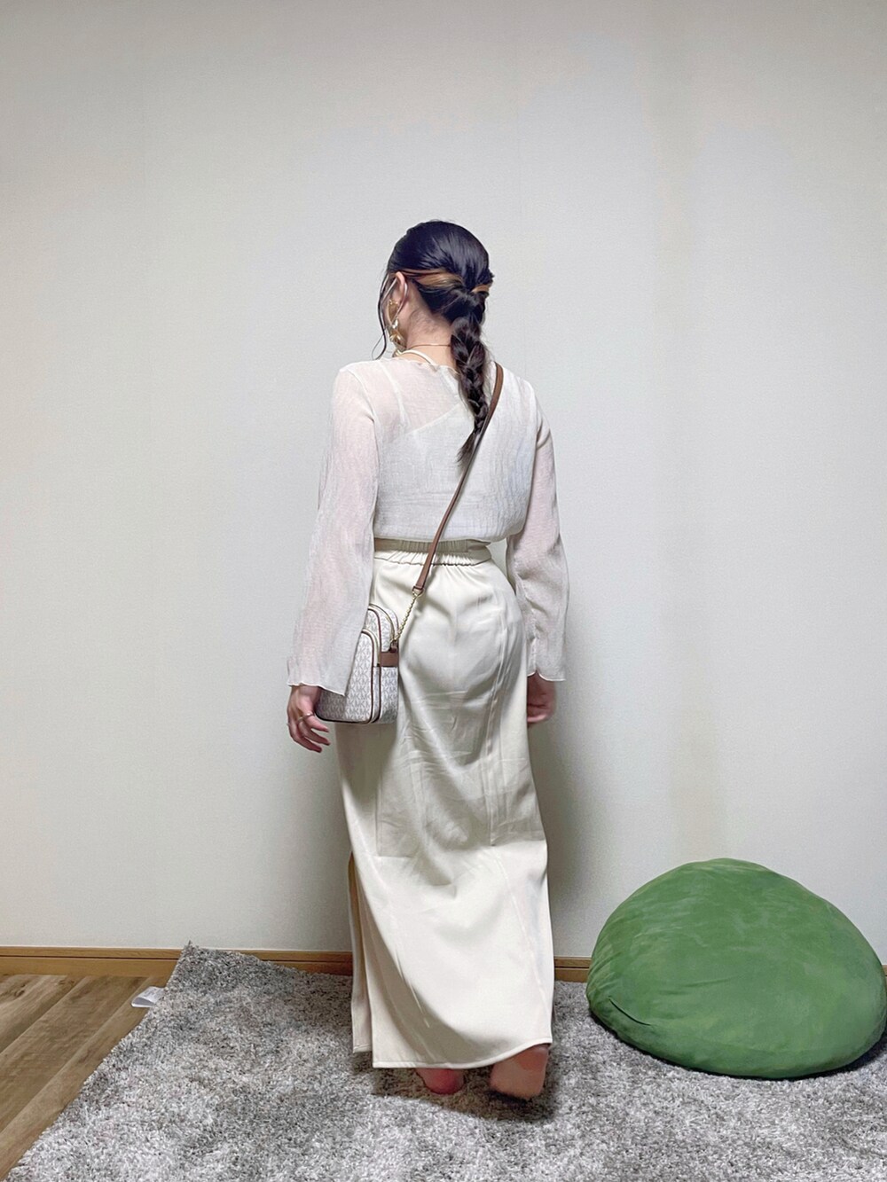 ホワイト系のシャツ/ブラウス、ホワイト系のスカート、ベージュ系のタンクトップを着用したレディースの春コーディネートの3枚目の写真