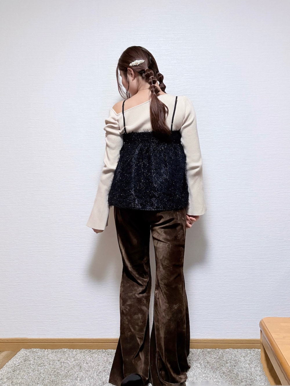 ブラウン系のその他パンツ、ホワイト系のニット/セーター、ブラック系のシャツ/ブラウスを着用したレディースの春コーディネートの3枚目の写真