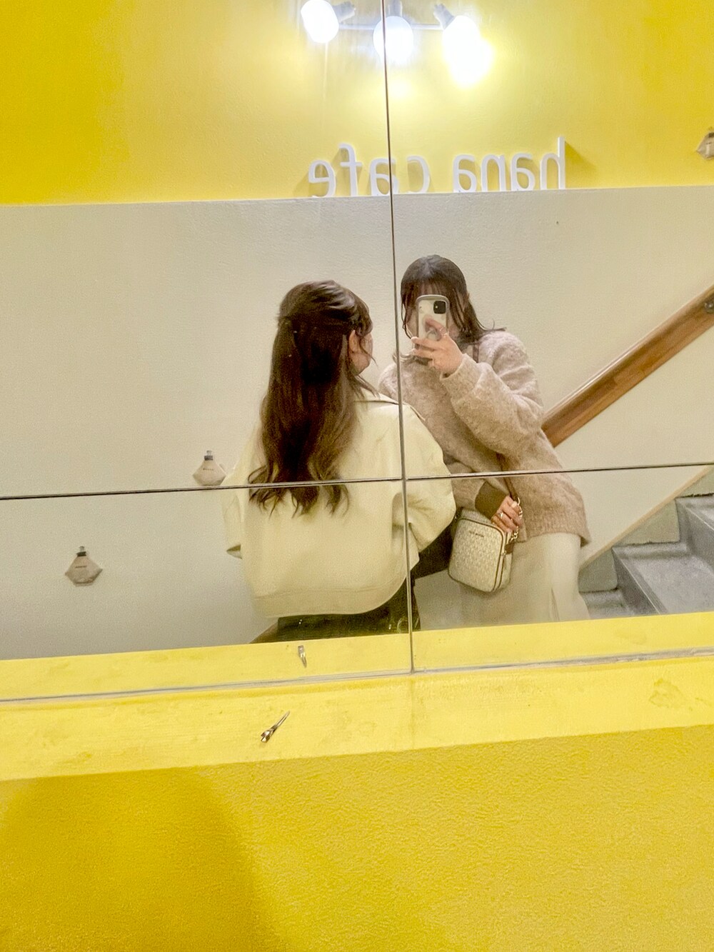 ベージュ系のニット/セーター、ブラウン系のニット/セーター、ベージュ系のスカートを着用したレディースの春コーディネートの2枚目の写真