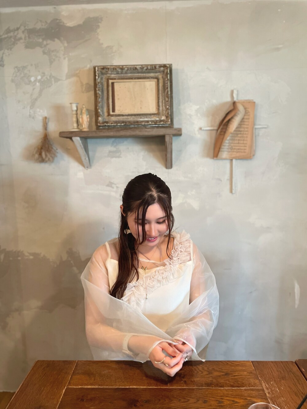 ベージュ系のシャツ/ブラウス、ホワイト系のスカート、ブラウン系のアイシャドウを着用したレディースの秋コーディネートの3枚目の写真