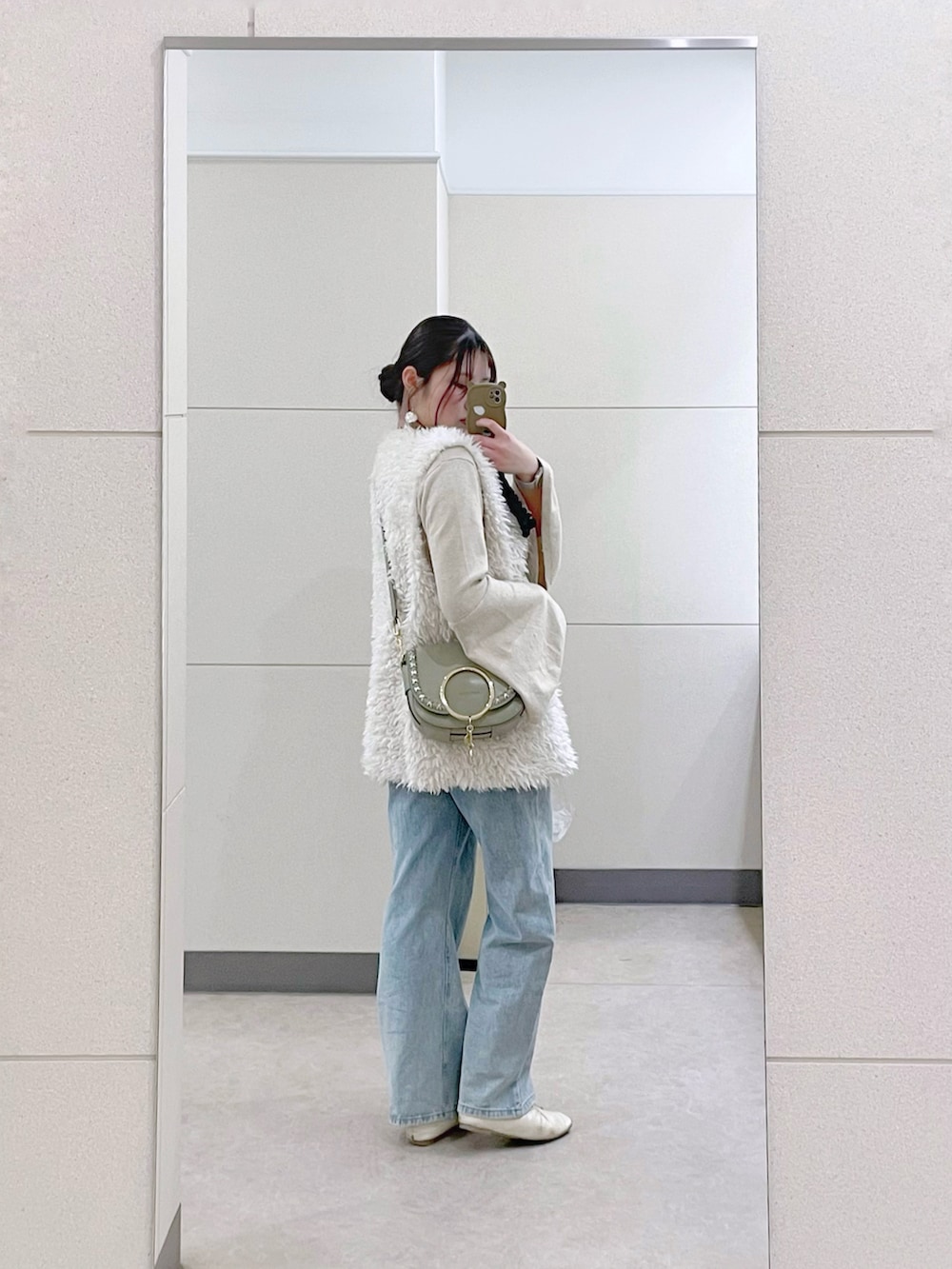 ホワイト系のニット/セーター、ホワイト系のベスト、ゴールド系のネックレスを着用したレディースの春コーディネートの2枚目の写真