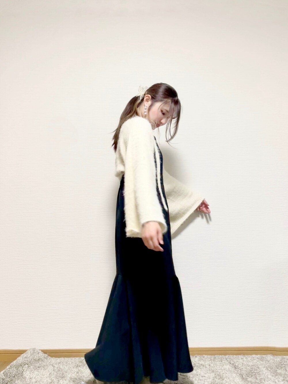 ブラック系のワンピース、ホワイト系のニット/セーターを着用したレディースの秋コーディネートの4枚目の写真