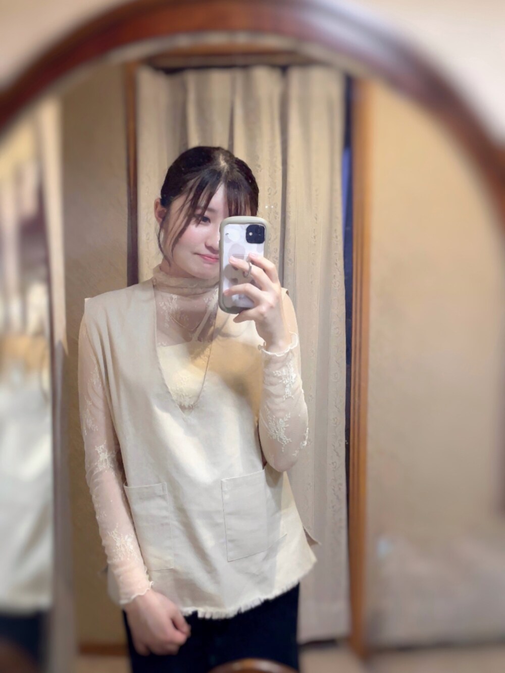 ブラック系のスカート、ベージュ系のキャミソール、ホワイト系のTシャツ/カットソーを着用したレディースの秋コーディネートの2枚目の写真