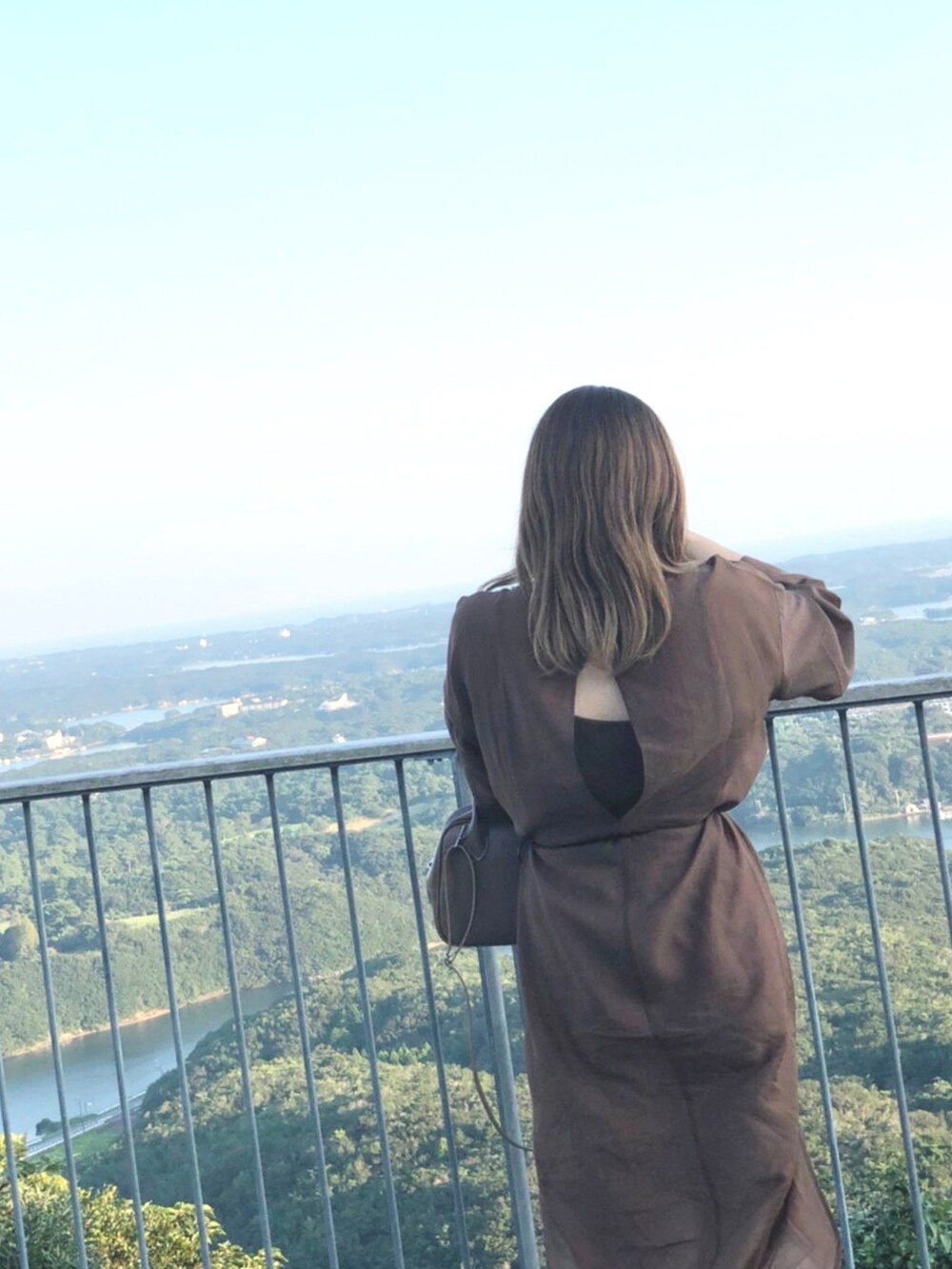 ブラウン系のワンピース、ベージュ系のショルダーバッグ、ベージュ系のその他パンツを着用したレディースの秋コーディネートの2枚目の写真