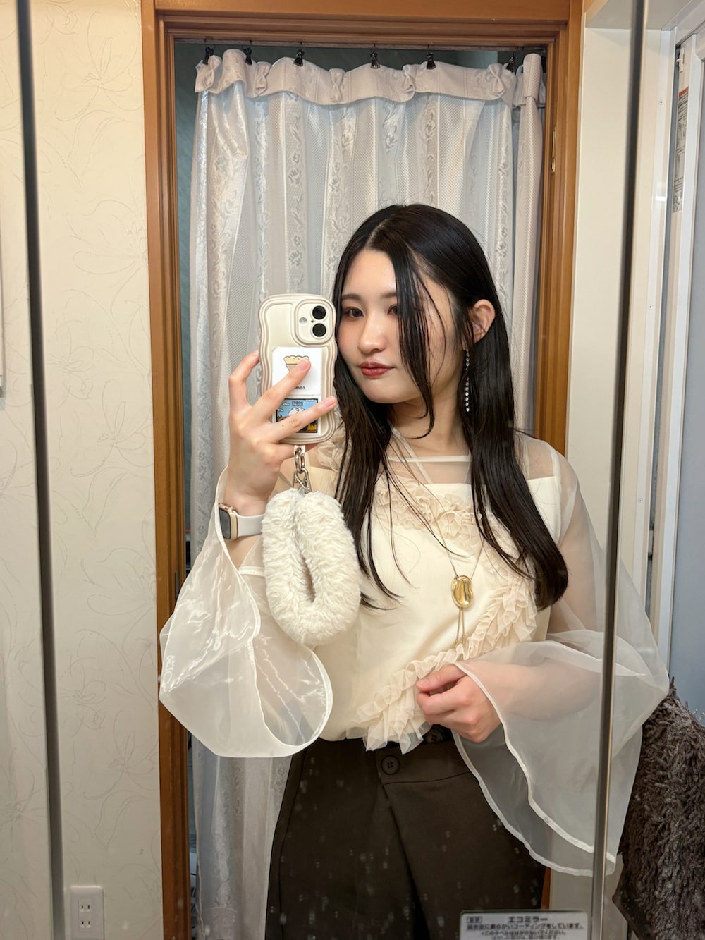 ベージュ系のテーラードジャケット、ベージュ系のシャツ/ブラウス、ブラウン系のパンツを着用したレディースの春コーディネートの5枚目の写真