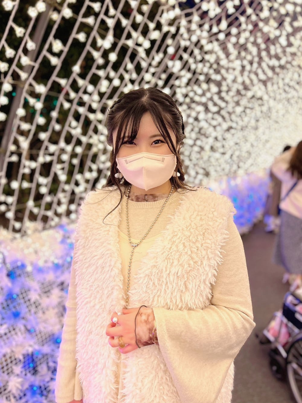 ホワイト系のベスト、ベージュ系のワンピース、ベージュ系のショルダーバッグを着用したレディースの春コーディネートの3枚目の写真