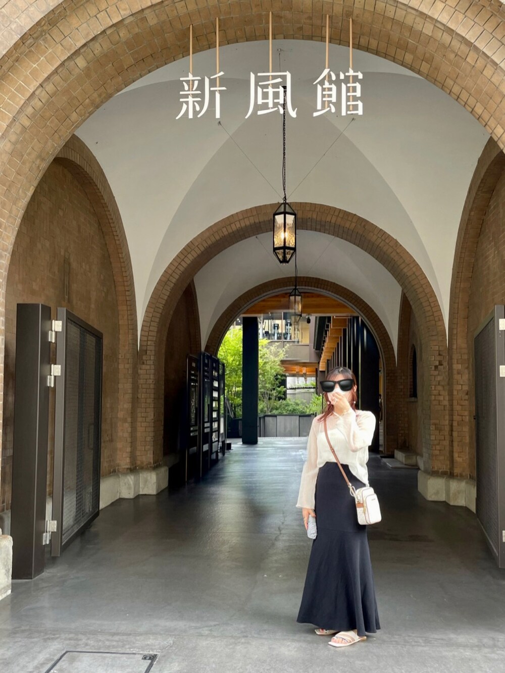 ブラック系のスカート、ホワイト系のキャミソール、ホワイト系のシャツ/ブラウスを着用したレディースの夏コーディネートの2枚目の写真